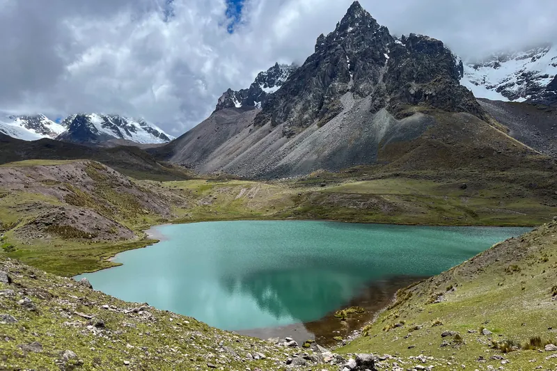 Laguna glaciar turquesa bajo la cordillera del Ausangate