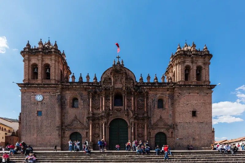 Catedral de Cusco en la Plaza de Armas bajo un cielo azul