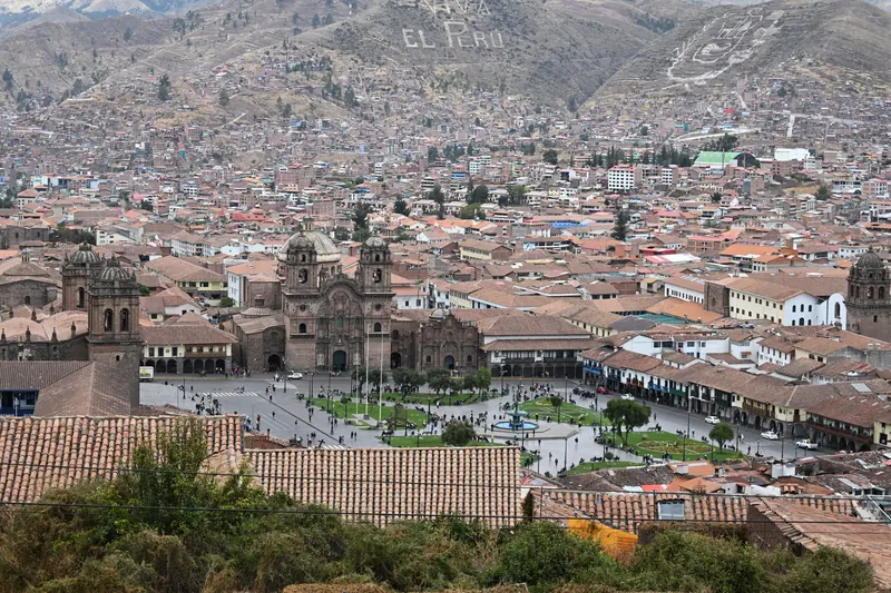 Vista panorámica de los tejados de Cusco y la Plaza de Armas desde la ladera