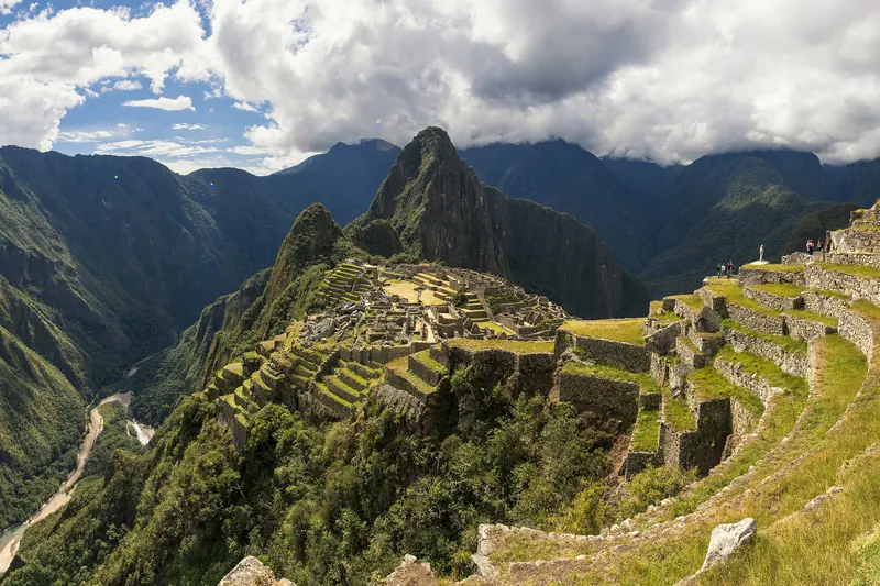 Panorámica de Machu Picchu desde la Casa del Guardián, con el Huayna Picchu y el cañón del Urubamba