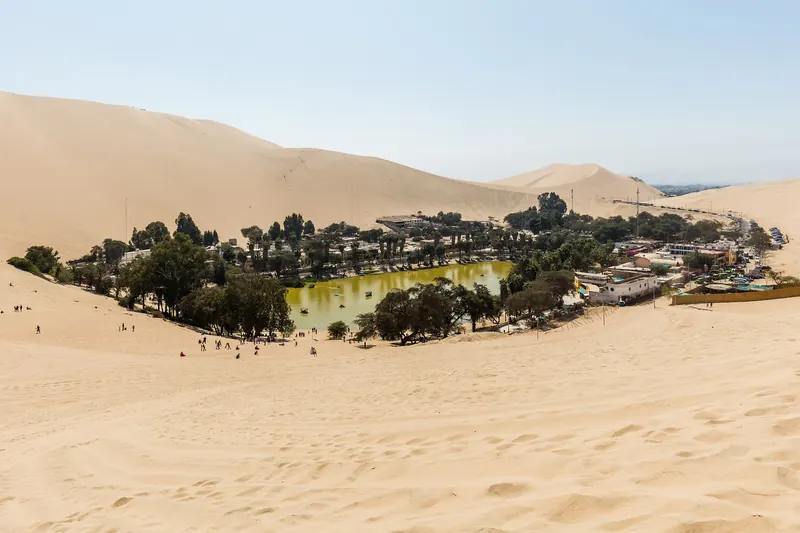 Oasis de Huacachina rodeado de dunas de arena en Ica