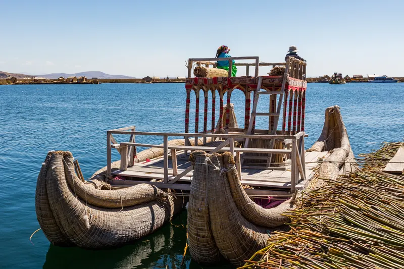 Balsa de totora en las islas flotantes de los Uros, Lago Titicaca