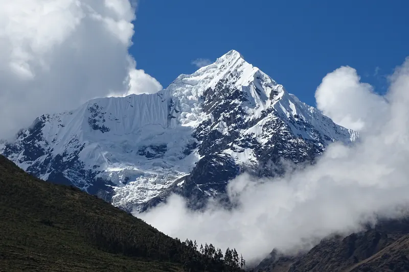 Nevado Verónica entre nubes, en la ruta por carretera hacia Machu Picchu