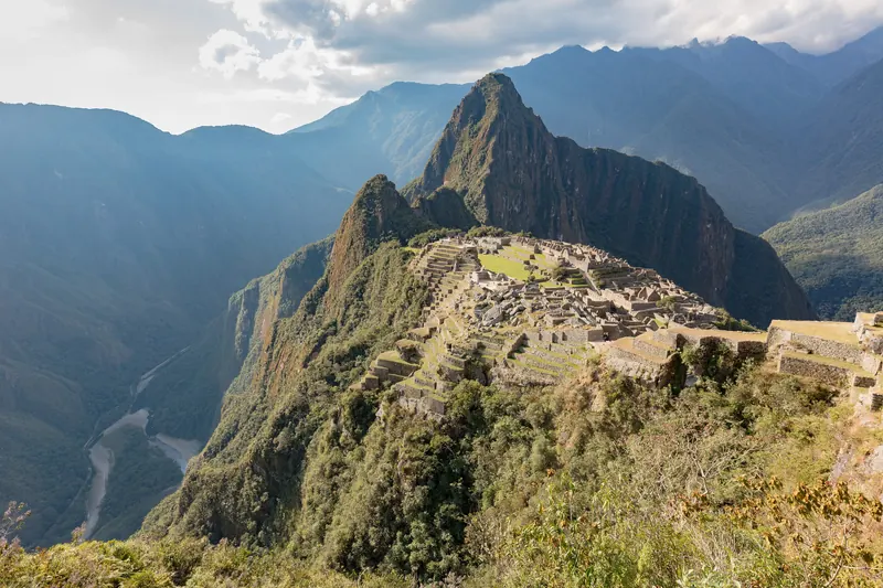 Vista clásica de Machu Picchu con el Huayna Picchu y el cañón del río Urubamba