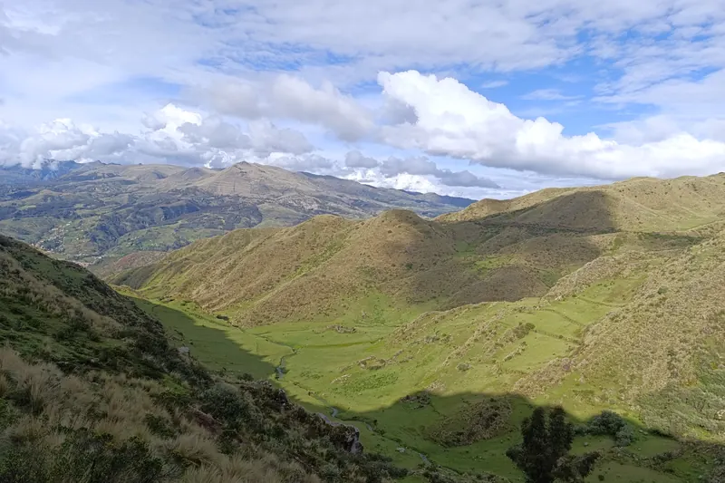 Valle andino verde cerca de Poroy, en las afueras de Cusco