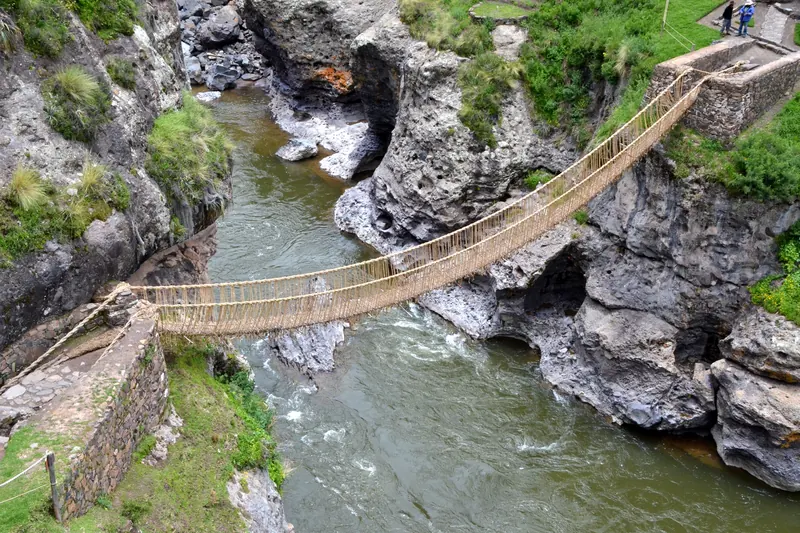 Puente inca de Q'eswachaka tejido con fibras sobre el cañón del río Apurímac