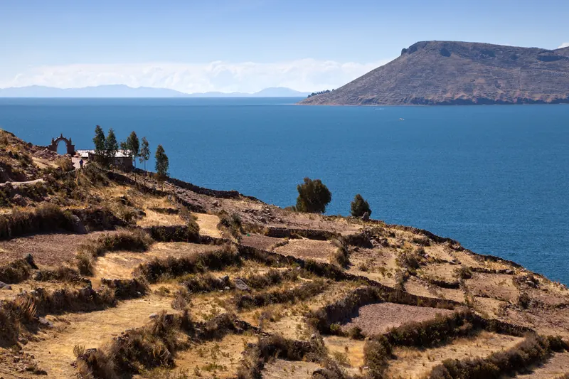 Andenes de la isla Taquile frente al Lago Titicaca
