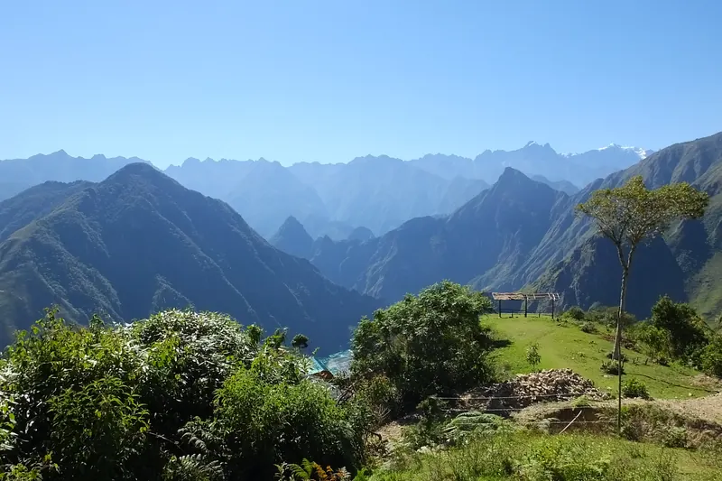 Mirador de Llactapata con vista lejana hacia Machu Picchu