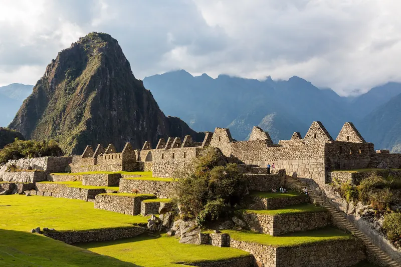 Huayna Picchu sobre los recintos de piedra de Machu Picchu