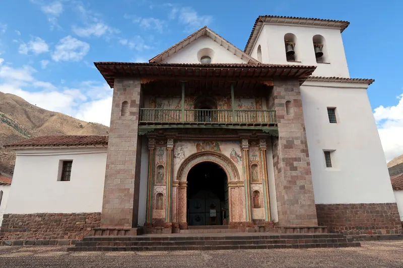 Fachada de la iglesia colonial de Andahuaylillas, la Capilla Sixtina de América