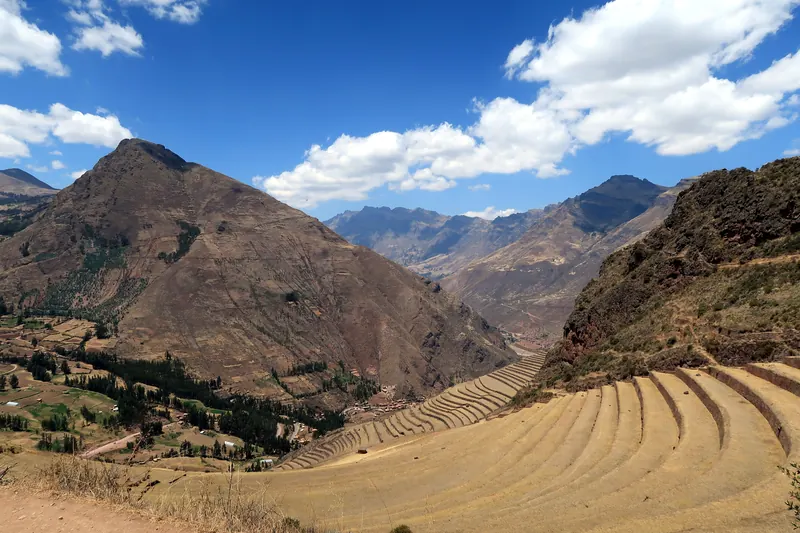 Andenes incas de Pisac en curva sobre el Valle Sagrado