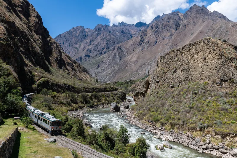 Tren turístico junto al río Urubamba en el camino a Machu Picchu