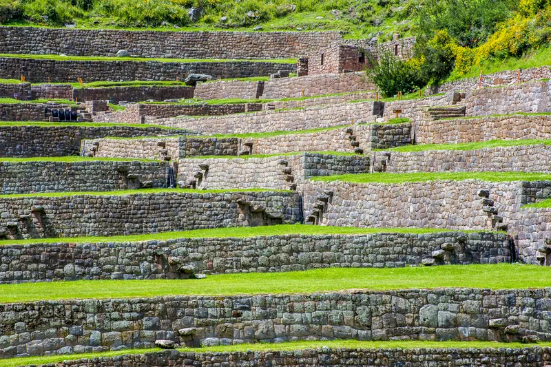 Andenes incas de Tipón con sus canales de agua, en el Valle Sur de Cusco