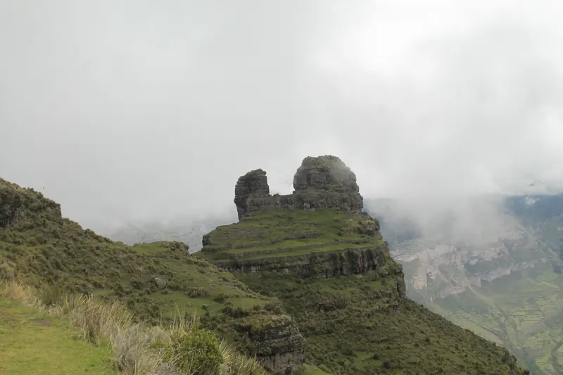 Las dos torres de roca de Waqrapukara entre la neblina, sobre el cañón del Apurímac
